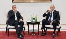 Presidenti Aliyev solli ujin e tij në Samitin e Bishkekut, momenti viral me homologun iranian Presidenti Aliyev solli ujin e tij në Samitin e Bishkekut, momenti viral me homologun iranian