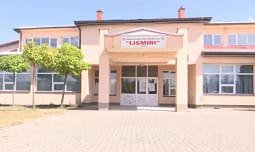 Nxënësit në Lismir të Fushë-Kosovës bojkotojnë mësimin Nxënësit në Lismir të Fushë-Kosovës bojkotojnë mësimin