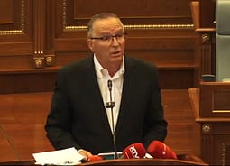 Bedri Hamza mban konferencë për media nga foltorja e sallës së Kuvendit Bedri Hamza mban konferencë për media nga foltorja e sallës së Kuvendit