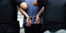Arrestohet dhe ndalohet për 48 orë i dyshuari që e sulmoi me armë një person në Pejë Arrestohet dhe ndalohet për 48 orë i dyshuari që e sulmoi me armë një person në Pejë