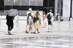 Mot me diell dhe temperatura deri në 35 gradë Celsius Mot me diell dhe temperatura deri në 35 gradë Celsius