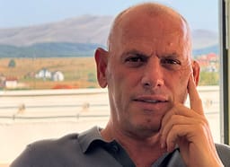 Lladrovci: Kushdo që shkel Kushtetutën, nuk do të duhej të ketë të drejtë në postet publike e as për Kuvend për pesë mandatet e ardhme Lladrovci: Kushdo që shkel Kushtetutën, nuk do të duhej të ketë të drejtë në postet publike e as për Kuvend për pesë mandatet e ardhme