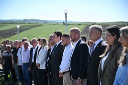 Kurti bën homazhe në Marinë në nderim të dëshmorëve Rasim Kiçina dhe Ragip Halilaj Kurti bën homazhe në Marinë në nderim të dëshmorëve Rasim Kiçina dhe Ragip Halilaj