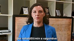 Ministrja Rizvanolli del me një video adresim për çështjen e riparimit te vagonëve në Serbi Ministrja Rizvanolli del me një video adresim për çështjen e riparimit te vagonëve në Serbi