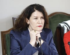 Vlora Hyseni vetëdorëzohet në Policinë e Kosovës, shoqërohet drejt Shqipërisë Vlora Hyseni vetëdorëzohet në Policinë e Kosovës, shoqërohet drejt Shqipërisë