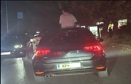 Gjobitet shoferi që lejoi pasagjerin të dalë nga automjeti Gjobitet shoferi që lejoi pasagjerin të dalë nga automjeti
