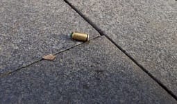I dehur shtiu me armë në oborr, Policia në Prishtinë konfiskoi katër gëzhoja të armës I dehur shtiu me armë në oborr, Policia në Prishtinë konfiskoi katër gëzhoja të armës