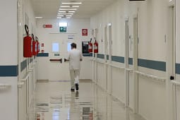 Mashtroi se kishte gëlltitur detergjent, i burgosuri me origjinë nga Kosova arratiset nga spitali në Itali Mashtroi se kishte gëlltitur detergjent, i burgosuri me origjinë nga Kosova arratiset nga spitali në Itali