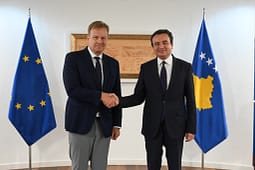 Vizita e paparalajmëruar e Sorensenit, s’përbën çudi për analistët Vizita e paparalajmëruar e Sorensenit, s’përbën çudi për analistët