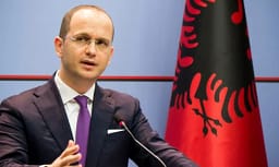 Varrosja e kriminelit Mlladiq me ceremoni shteti, Bushati: Serbia refuzon përballjen me pasojat e politikës së viteve 90-ta Varrosja e kriminelit Mlladiq me ceremoni shteti, Bushati: Serbia refuzon përballjen me pasojat e politikës së viteve 90-ta