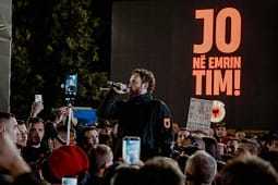 “Ligjin e UÇK-së e ke në tavolinë, sille në Kuvend – çfarë po pret” Çlirim Haziri i drejtohet Kurtit nga protesta “Ligjin e UÇK-së e ke në tavolinë, sille në Kuvend – çfarë po pret” Çlirim Haziri i drejtohet Kurtit nga protesta