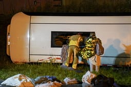 Autobusi me nxënës gjermanë përplaset me furgonin në Holandë, rreth 20 të plagosur Autobusi me nxënës gjermanë përplaset me furgonin në Holandë, rreth 20 të plagosur