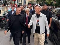 Lladrovci: Ju presim të pafajshëm çlirimtarë! Lladrovci: Ju presim të pafajshëm çlirimtarë!