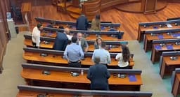 Deputetët e PDK’së hyjnë në sallën e Kuvendit, dje i bënë thirrje Deharit për vazhdimin e seancës konstituive Deputetët e PDK’së hyjnë në sallën e Kuvendit, dje i bënë thirrje Deharit për vazhdimin e seancës konstituive