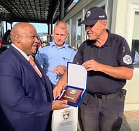 Policët kosovarë i çojnë të fala Trumpit, i japin dhurata pastorit amerikan Policët kosovarë i çojnë të fala Trumpit, i japin dhurata pastorit amerikan