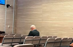 Sveçla shpallet fajtor për hedhjen e gazit lotsjellës në Kuvend Sveçla shpallet fajtor për hedhjen e gazit lotsjellës në Kuvend