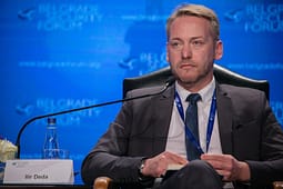 Deda ka një pyetje për 6 deputetët e LDK-së: Pse vendimet e kryesisë të vitit 2016 ishin obligative, ndërsa jo ato të 2026? Deda ka një pyetje për 6 deputetët e LDK-së: Pse vendimet e kryesisë të vitit 2016 ishin obligative, ndërsa jo ato të 2026?