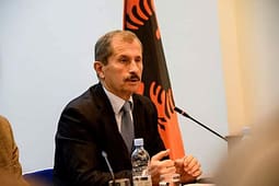 Ish-deputeti i LVV-së: S’mund të arsyetohet mbajtja peng e Kosovës, liderët kanë shumë inat e lakmi Ish-deputeti i LVV-së: S’mund të arsyetohet mbajtja peng e Kosovës, liderët kanë shumë inat e lakmi