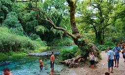 Syri i Kaltër, plot me pushues në fundjavë, turistët në kërkim të freskisë dhe natyrës magjepsëse Syri i Kaltër, plot me pushues në fundjavë, turistët në kërkim të freskisë dhe natyrës magjepsëse