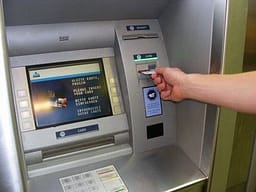 Grabitet 35 vjeçari pas tërheqjes së parave nga bankomati në Qendër të Shkupit Grabitet 35 vjeçari pas tërheqjes së parave nga bankomati në Qendër të Shkupit
