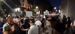Protestuesit përplasen me policinë, arrestohen disa persona – Rama largohet nga Kryeministria Protestuesit përplasen me policinë, arrestohen disa persona – Rama largohet nga Kryeministria