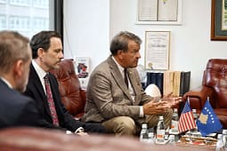Kongresisti amerikan Latimer uron Kurtin, inkurajon negociata mes partive për zgjedhjen e Presidentit Kongresisti amerikan Latimer uron Kurtin, inkurajon negociata mes partive për zgjedhjen e Presidentit