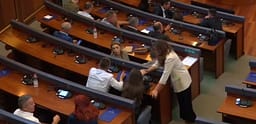 Deputetët e PDK-së dhe të Aleancës futen në Kuvend, ulen në vendet e tyre në sallën plenare Deputetët e PDK-së dhe të Aleancës futen në Kuvend, ulen në vendet e tyre në sallën plenare