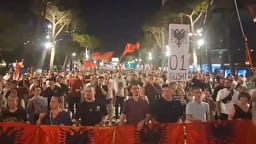 Protestuesit prej 62 ditësh në shesh, mbyllet me marshimin e përnatshëm tubimi në Tiranë Protestuesit prej 62 ditësh në shesh, mbyllet me marshimin e përnatshëm tubimi në Tiranë