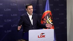 Abdixhiku shihet në seli të partisë, nuk përgjigjet nëse e ka takuar Kurtin Abdixhiku shihet në seli të partisë, nuk përgjigjet nëse e ka takuar Kurtin