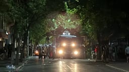 Incidente në mesnatë gjatë tubimit, protestuesit thyejnë xhamat e komisariatit Incidente në mesnatë gjatë tubimit, protestuesit thyejnë xhamat e komisariatit