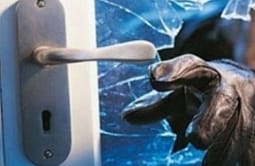 Vodhën nga arka para dhe dëmtuan xhamin e lokalit, Policia heton rastin në Prishtinë Vodhën nga arka para dhe dëmtuan xhamin e lokalit, Policia heton rastin në Prishtinë