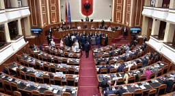 Një orë pushim nuk zbuti tensionet, deputetët e PD-së sërish ‘gardh’ te foltorja në Kuvend Një orë pushim nuk zbuti tensionet, deputetët e PD-së sërish ‘gardh’ te foltorja në Kuvend