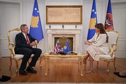 Hargreavesi pas takimit me Haxhiun: Kuvendi i ri ta zgjedhë presidentin, të mos ripërsëritet skenari Hargreavesi pas takimit me Haxhiun: Kuvendi i ri ta zgjedhë presidentin, të mos ripërsëritet skenari
