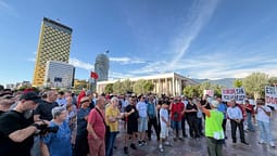Dita e 17-të e protestës në Tiranë, qytetarët nisin marshimin në bulevardin “Dëshmorët e Kombit” Dita e 17-të e protestës në Tiranë, qytetarët nisin marshimin në bulevardin “Dëshmorët e Kombit”