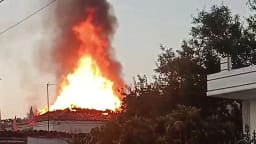 Tre ditë më parë iu dogj punishtja, sot flakët i shkrumbojnë banesën, çifti i moshuar në Fier mbetet në qiell të hapur Tre ditë më parë iu dogj punishtja, sot flakët i shkrumbojnë banesën, çifti i moshuar në Fier mbetet në qiell të hapur