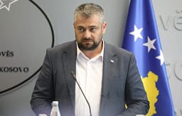 Ministri Hoti godet rëndë Abdixhikun: Po dëshiron poste qeveritare për t’i zgjidhur problemet e brendshme Ministri Hoti godet rëndë Abdixhikun: Po dëshiron poste qeveritare për t’i zgjidhur problemet e brendshme