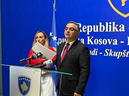 Besnik Tahiri: Administrata e shtetit duhet të ruhet nga partizimi Besnik Tahiri: Administrata e shtetit duhet të ruhet nga partizimi