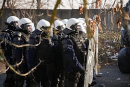 EULEX dhe Policia e Kosovës kryejnë sot stërvitje të përbashkët për kontrollin e turmave EULEX dhe Policia e Kosovës kryejnë sot stërvitje të përbashkët për kontrollin e turmave