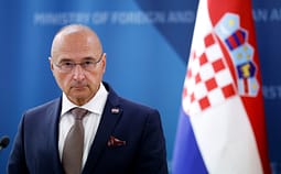 Ministri i Jashtëm kroat në konferencën në Riga paralajmëron Evropën për sjelljen e Serbisë ndaj varrimit të Mlladiqit Ministri i Jashtëm kroat në konferencën në Riga paralajmëron Evropën për sjelljen e Serbisë ndaj varrimit të Mlladiqit