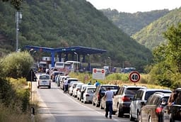 Deri në 1 orë pritje te Dheu i Bardhë, kështu paraqitet gjendja në pikat kufitare Deri në 1 orë pritje te Dheu i Bardhë, kështu paraqitet gjendja në pikat kufitare