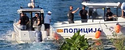 Shpëtohen dy persona në Liqenin e Ohrit, për shkak të erës së fortë po largoheshin në mënyrë të pakontrolluar nga bregu Shpëtohen dy persona në Liqenin e Ohrit, për shkak të erës së fortë po largoheshin në mënyrë të pakontrolluar nga bregu