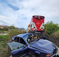 Një person i lënduar në aksidentin mes një treni dhe një veture në Fushë-Kosovë Një person i lënduar në aksidentin mes një treni dhe një veture në Fushë-Kosovë