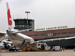 E rëndë: 85-vjeçari shqiptar vdes gjatë uljes së avionit në Itali E rëndë: 85-vjeçari shqiptar vdes gjatë uljes së avionit në Itali