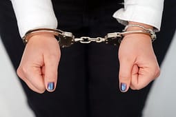 U paraqit në stacion policor për një rast tjetër, gruaja shtyn zyrtarin policor e bën sjellje agresive U paraqit në stacion policor për një rast tjetër, gruaja shtyn zyrtarin policor e bën sjellje agresive