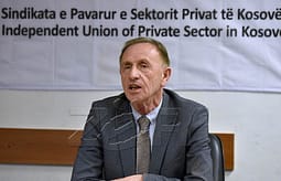 Punëtorët teknikë të shkollave në Prishtinë qe 45 ditë pa paga, Azemi: S’dalim nga greva pa u paguar të gjitha borxhet Punëtorët teknikë të shkollave në Prishtinë qe 45 ditë pa paga, Azemi: S’dalim nga greva pa u paguar të gjitha borxhet