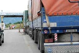 Sot kufizohet qarkullimi i kamionëve mbi 20 tonë në autoudhë Sot kufizohet qarkullimi i kamionëve mbi 20 tonë në autoudhë
