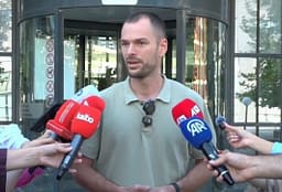 Mbrojtja e Sveçlës nuk pajtohet me shpalljen fajtor të tij, e quan të pazakontë vendimin e gjykatës Mbrojtja e Sveçlës nuk pajtohet me shpalljen fajtor të tij, e quan të pazakontë vendimin e gjykatës