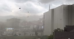 Momenti dramatik kur erërat e fuqishme rrëzojnë kulmin në Suharekë, qytetarët mezi arrijnë të largohen Momenti dramatik kur erërat e fuqishme rrëzojnë kulmin në Suharekë, qytetarët mezi arrijnë të largohen