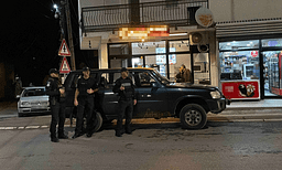 Policia kthen prapa rreth 15 vetura me simbole shtetërore e kombëtare në Mitrovicë të Veriut Policia kthen prapa rreth 15 vetura me simbole shtetërore e kombëtare në Mitrovicë të Veriut