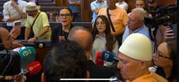 Mbështetësi i Kurtit me plis në kokë flet kështu për opozitën: Se meritoni as ajrin, vij këtu sa herë më thirrë “baba” Mbështetësi i Kurtit me plis në kokë flet kështu për opozitën: Se meritoni as ajrin, vij këtu sa herë më thirrë “baba”